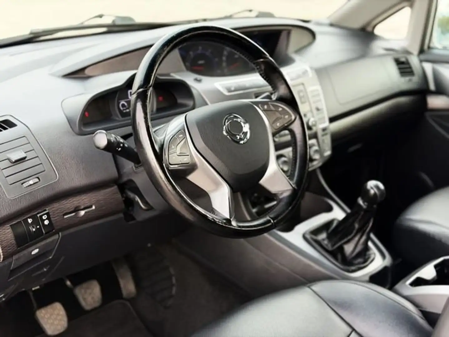 SsangYong Rodius D22T Limted Plateado - 2