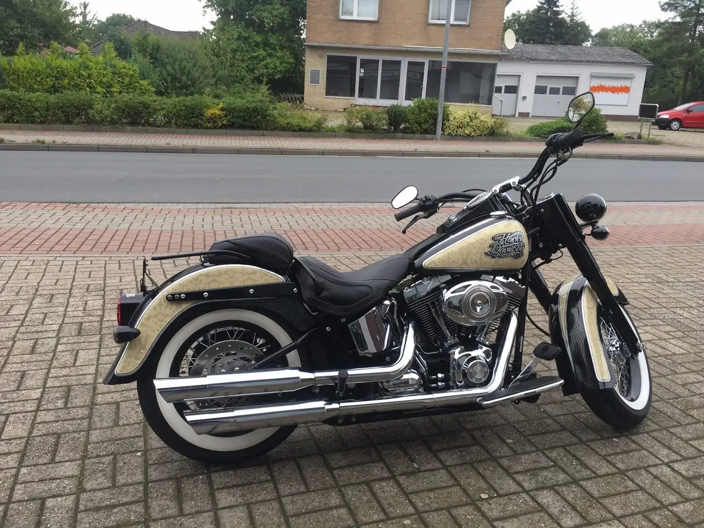 Harley-Davidson Deluxe FLSTN Softail Czarny - 1