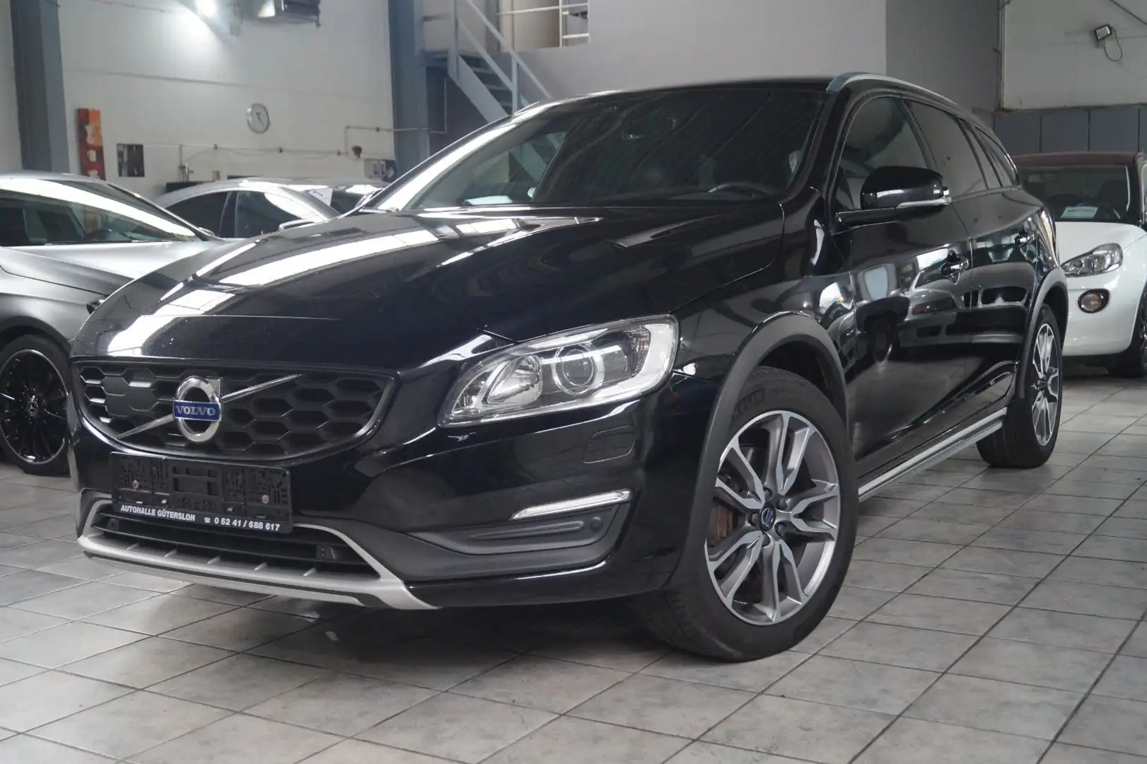 Volvo V60 Cross Country D4 AWD*Leder*Navi*Memory*AHK* Schwarz - 1