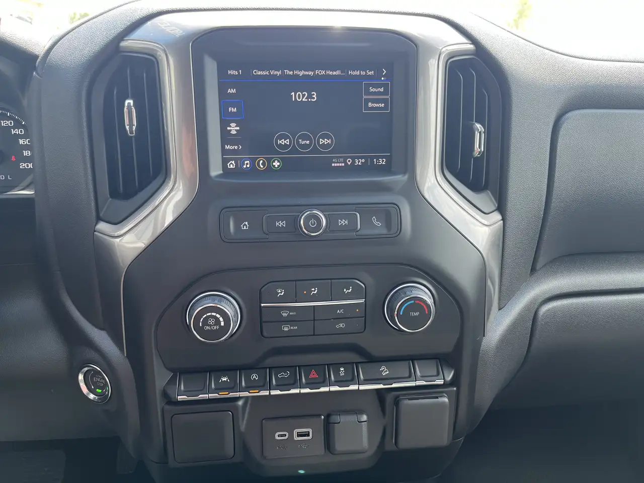 Chevrolet Silverado 1500 photo Chevrolet Silverado 1500