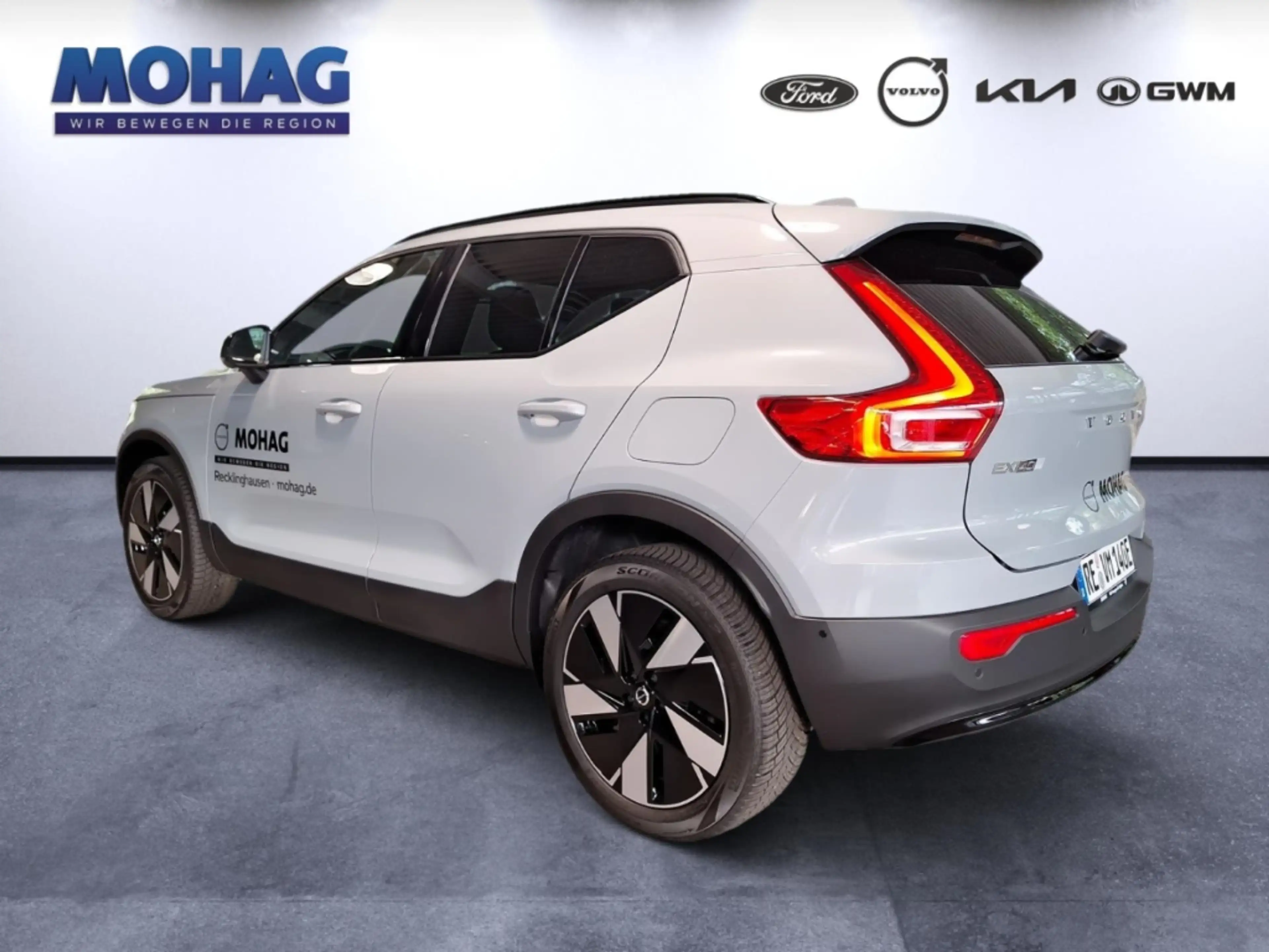 Volvo EX40 Single Motor Ext. Range RWD Plus Dark - 360° — photo 4