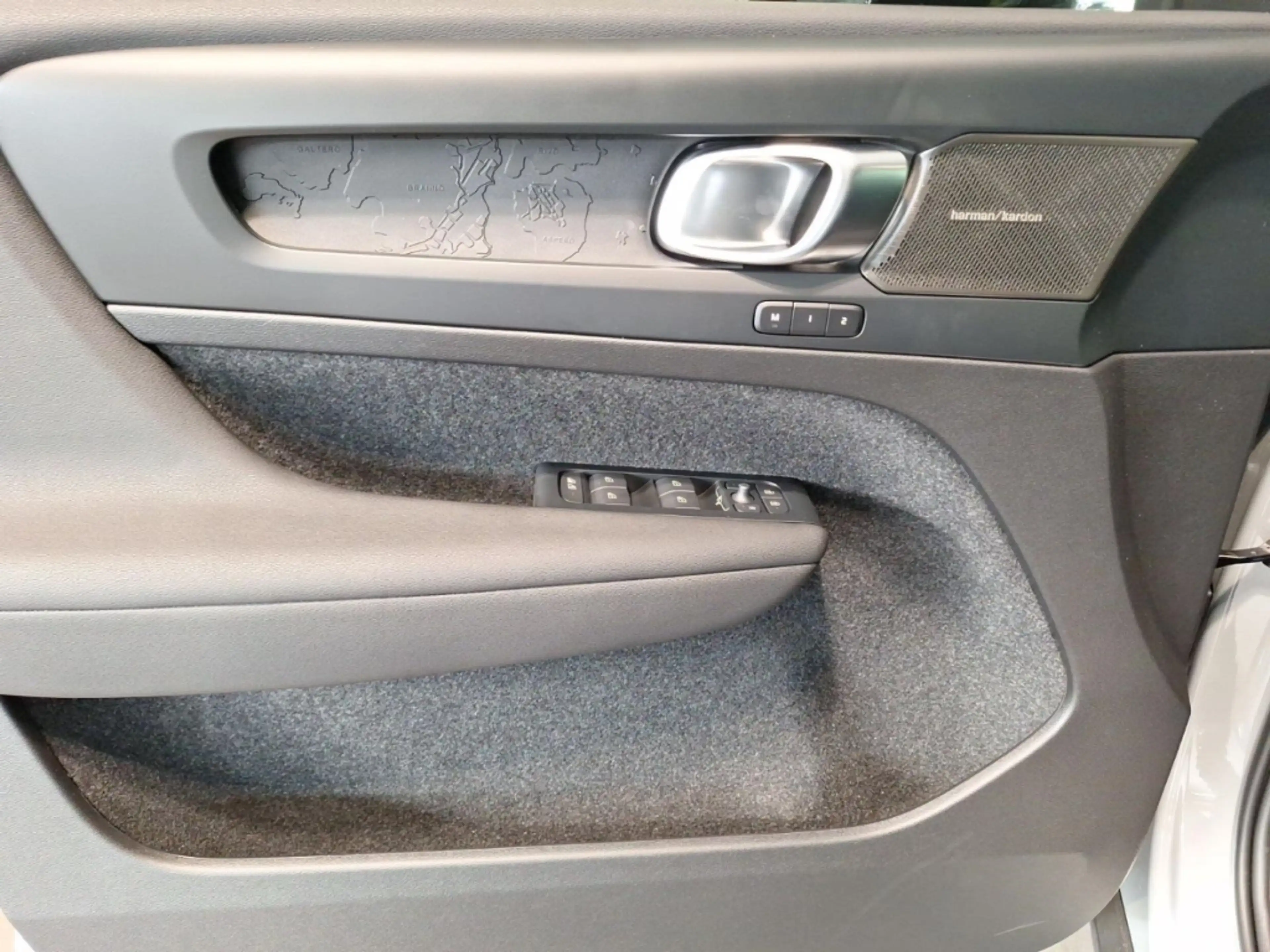 Volvo EX40 Single Motor Ext. Range RWD Plus Dark - 360° — photo 14