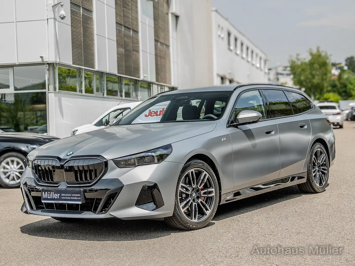BMW 520 d Touring INDIVIDUAL FROZEN M SPORT PRO HUD LED Šedá - 2