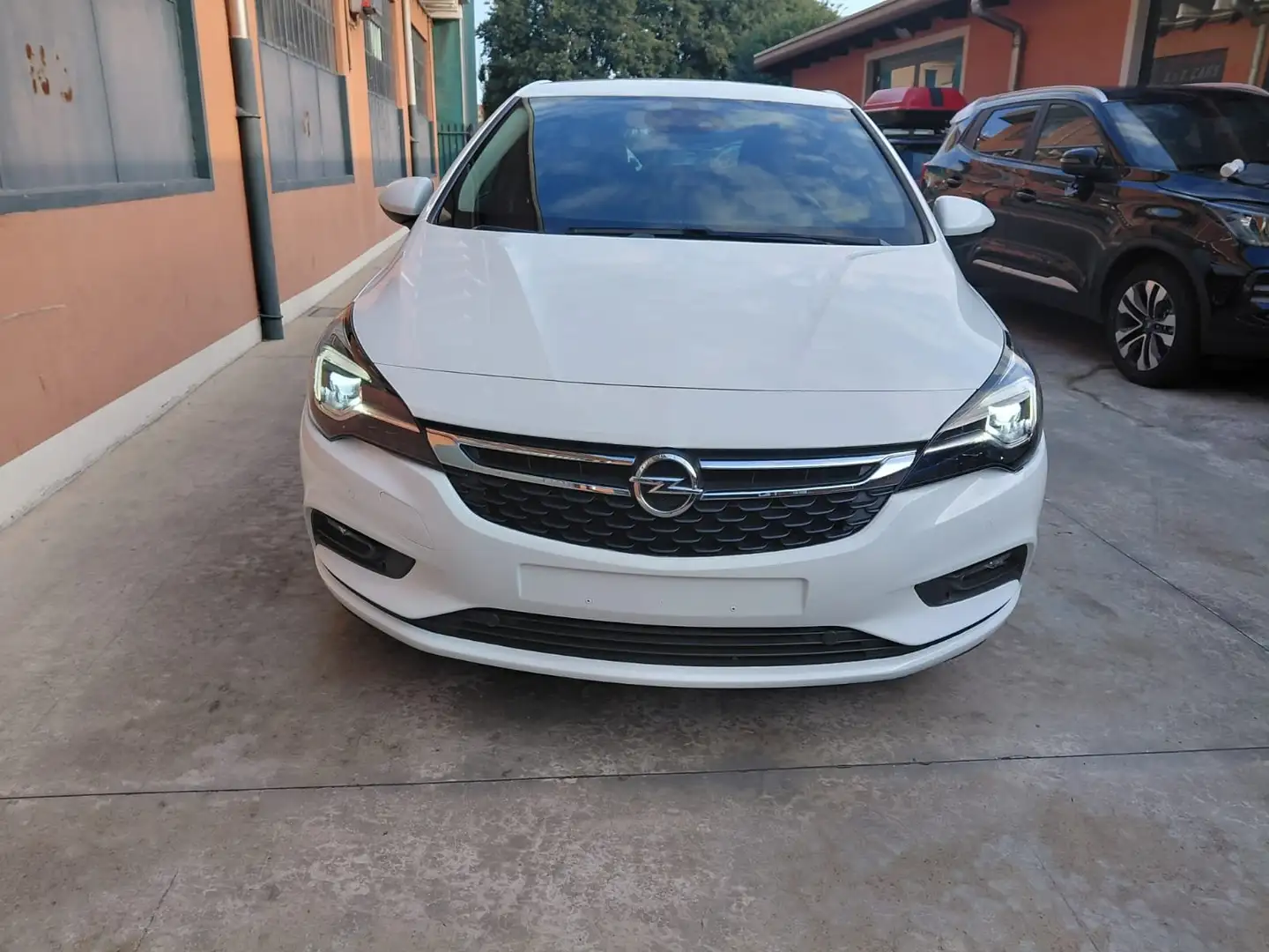 Opel Astra Astra 5p 1.6 t sht Innovation s Weiß - 2