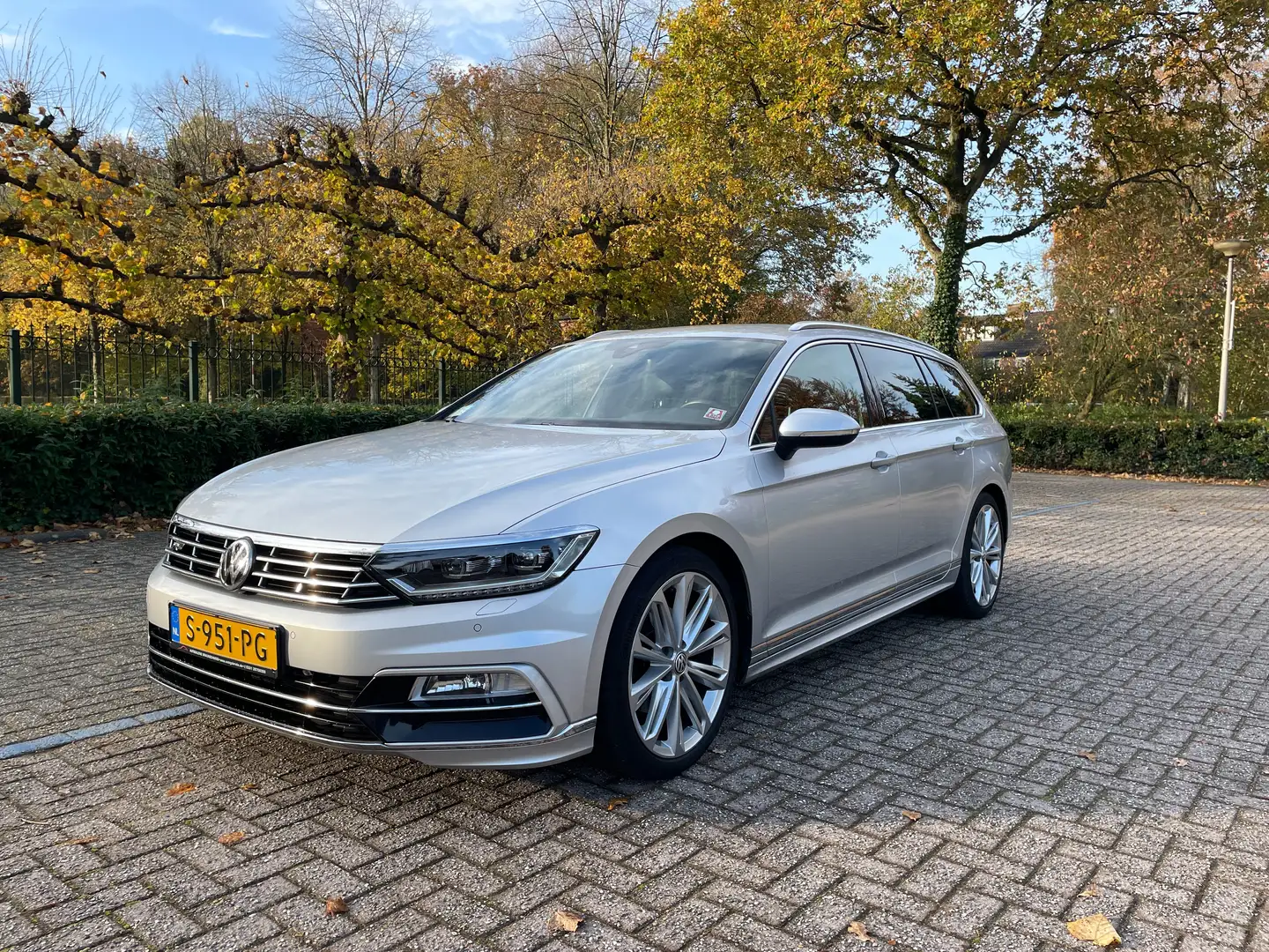 Volkswagen Passat Variant 1.5 TSI - R-Line - DSG Zilver - 1