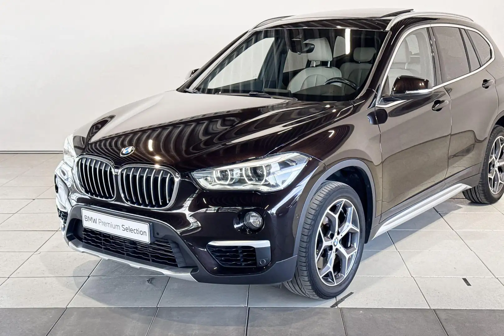 BMW X1 sDrive20i High Executive Model xLine Aut. Braun - 2