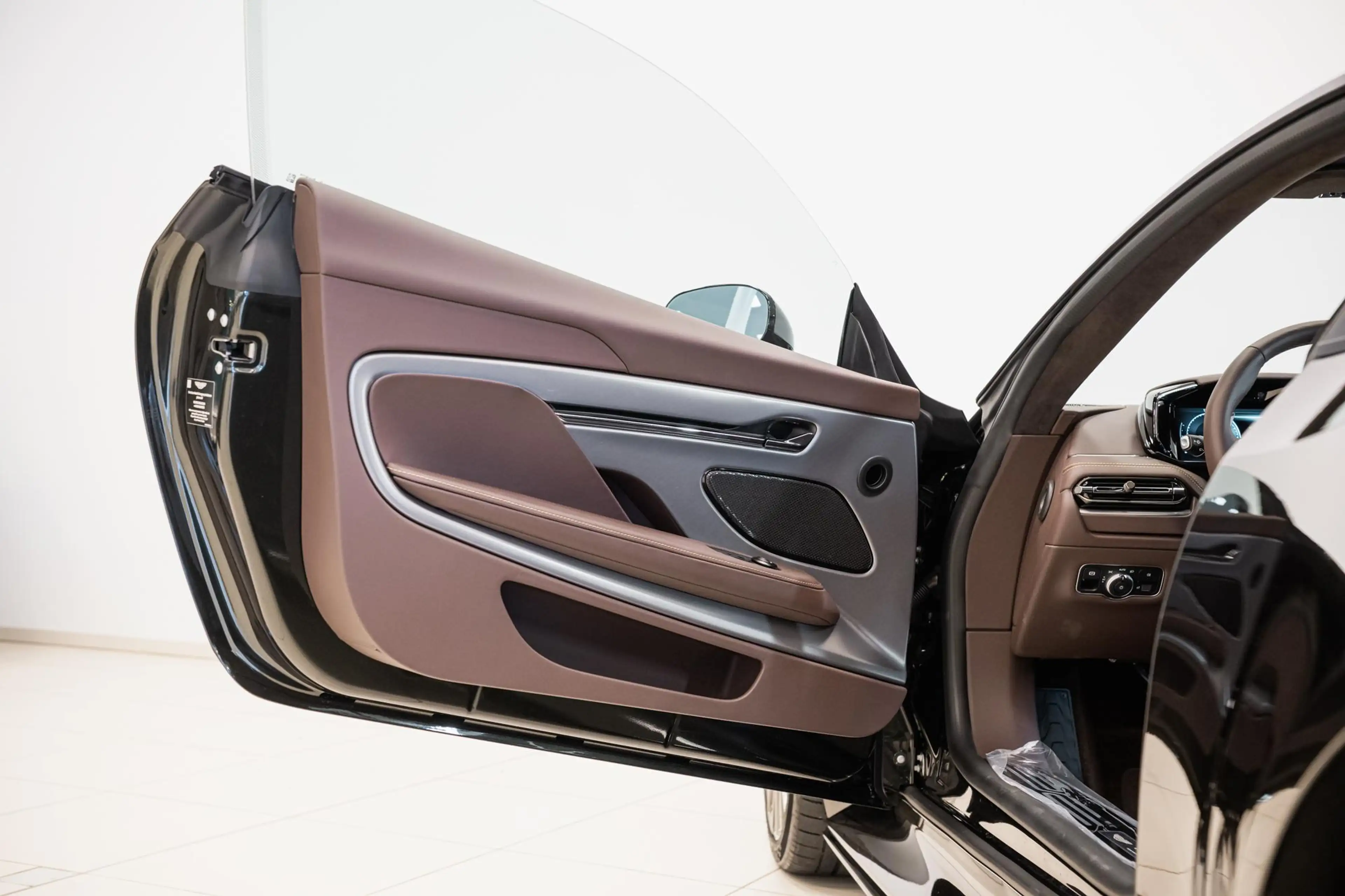 Aston Martin DB12 S Coupe NEW 2026* — photo 8