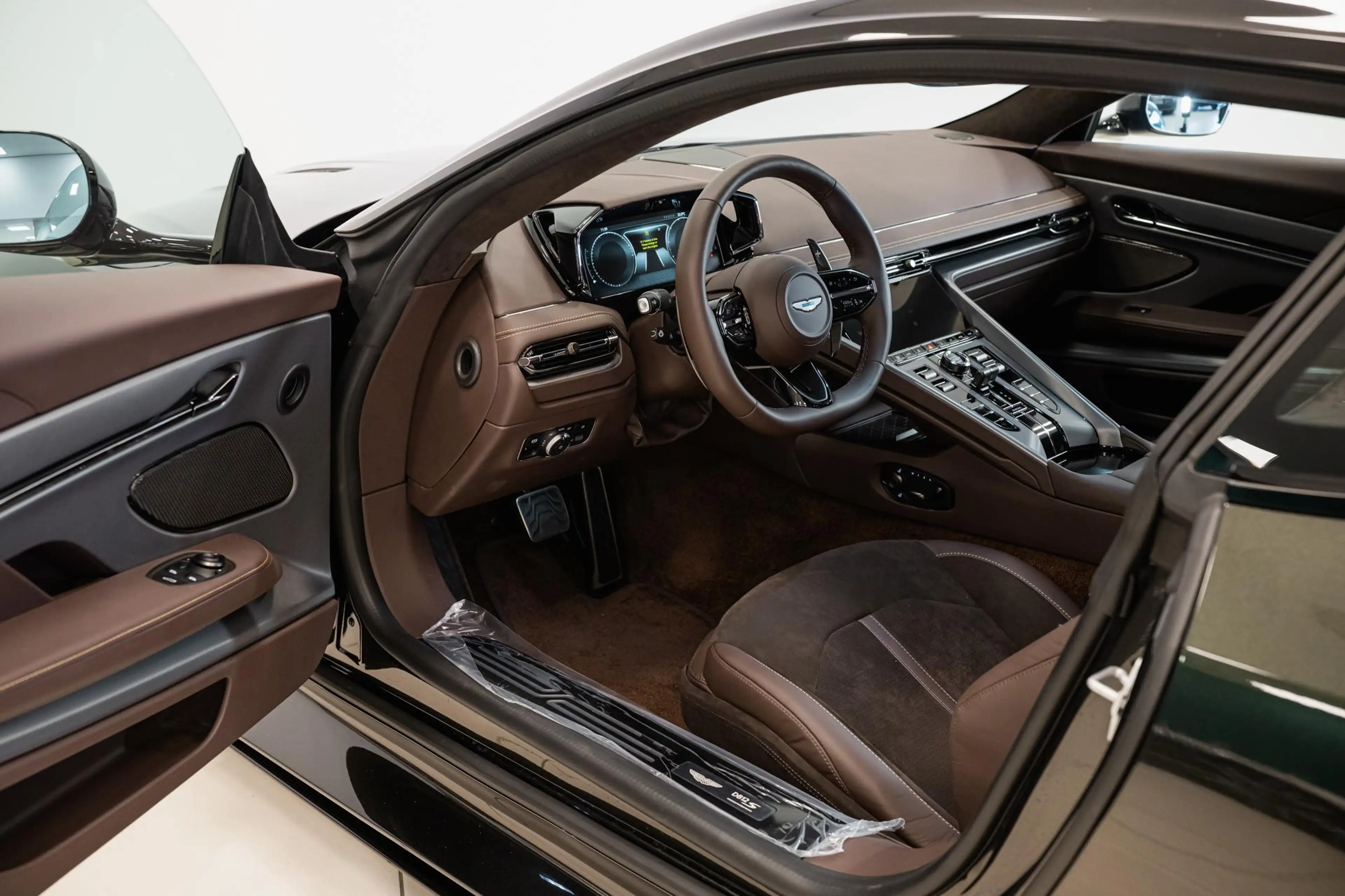 Aston Martin DB12 S Coupe NEW 2026* — photo 4