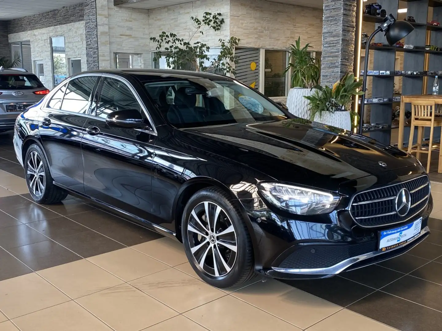 Mercedes-Benz E 300 Avantgarde WideScreen LED R.Cam Navi SHZ Schwarz - 1