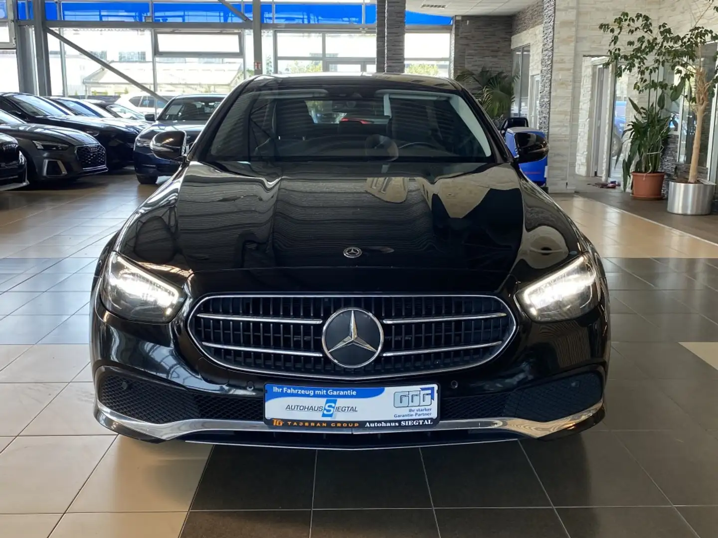 Mercedes-Benz E 300 Avantgarde WideScreen LED R.Cam Navi SHZ Schwarz - 2