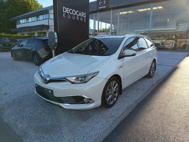 Toyota Auris FULL HYBRID / AT / Camera / Navi / Cruise Control