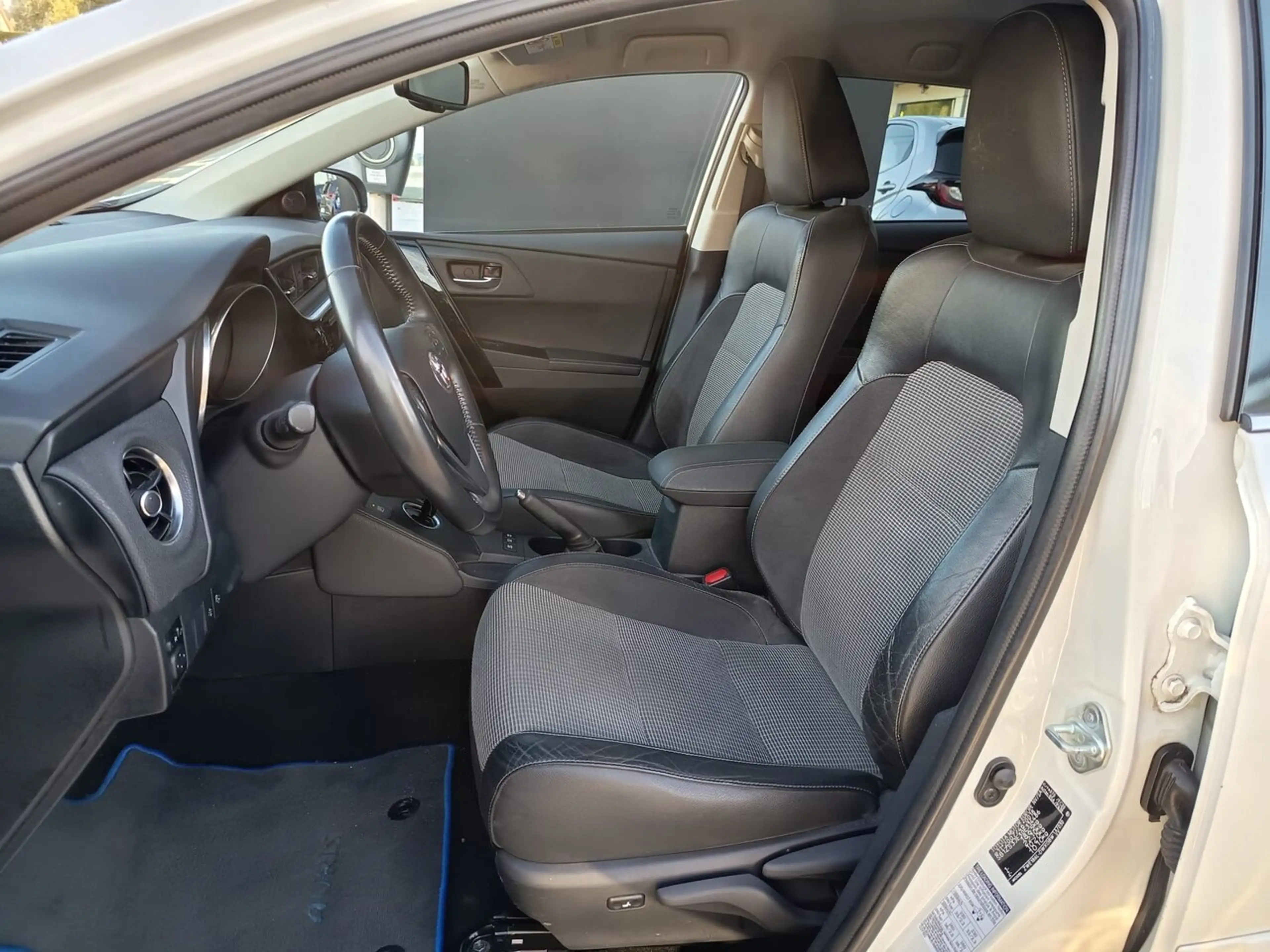 Toyota Auris FULL HYBRID / AT / Camera / Navi / Cruise Control — photo 7