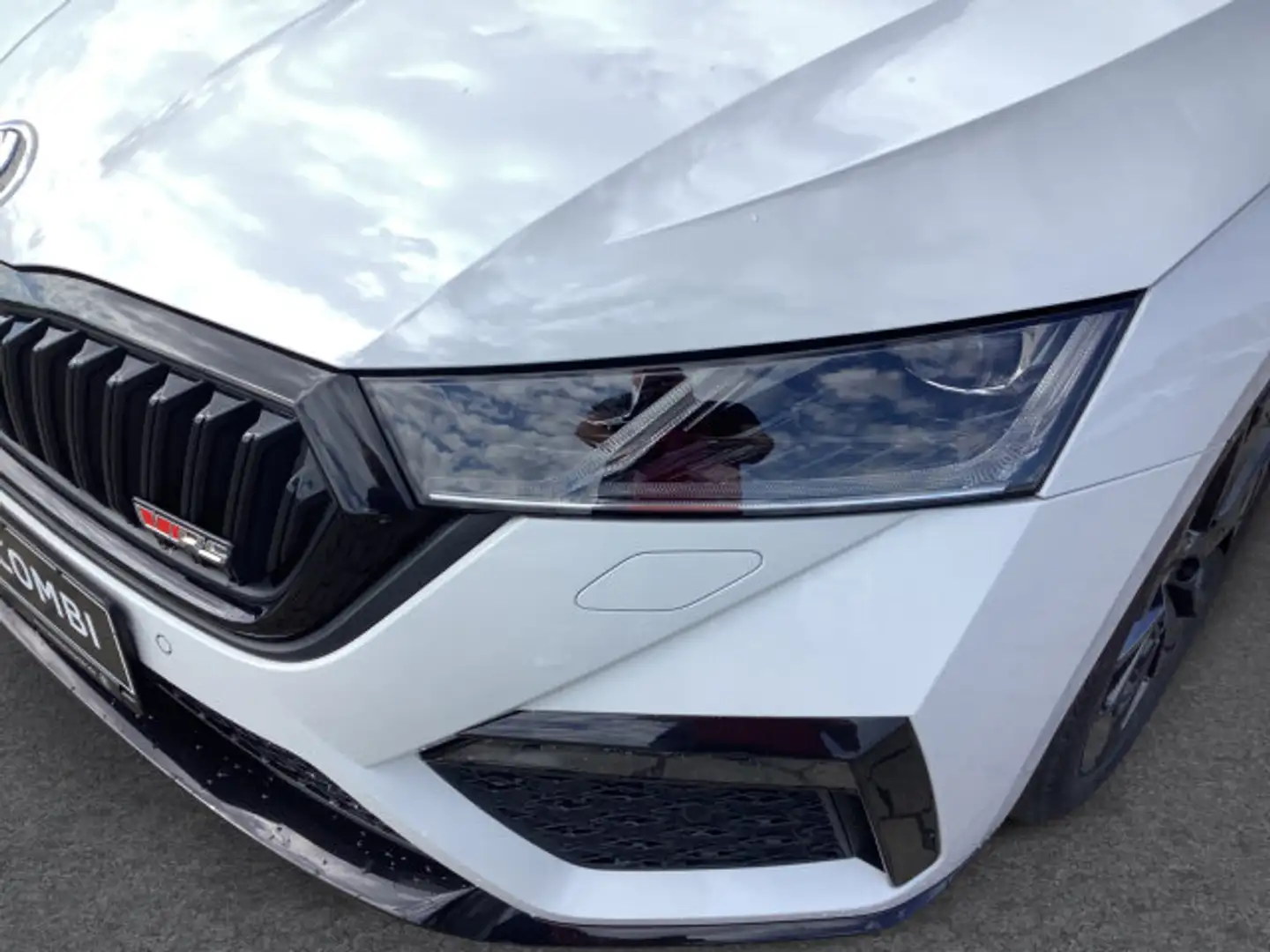 Skoda Octavia OCTAVIA COMBI TDI DSG RS **TAGESZUL.**MATRIX-LED Blanc - 2