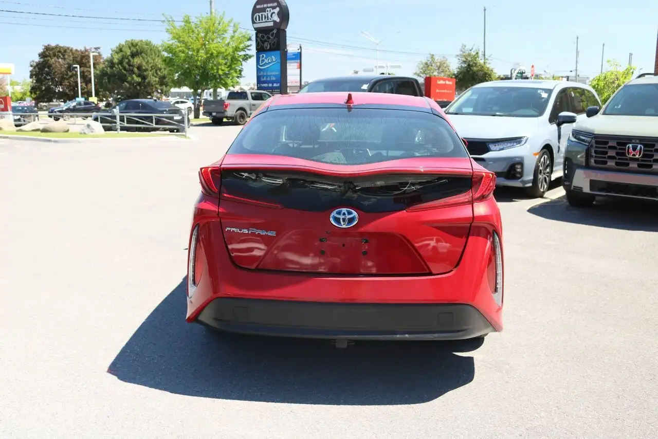 Toyota Prius Prime снимка Toyota Prius Prime