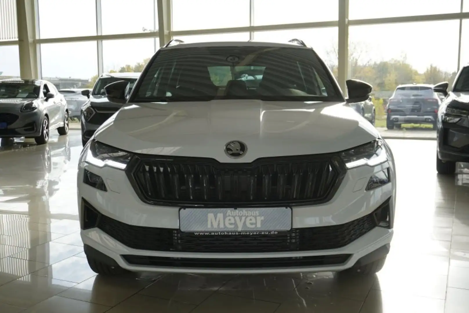 Skoda Karoq Sportline 2,0TDI DSG 4x4 aAHK/Pano/4*J.Gar/Matrix/ Weiß - 1