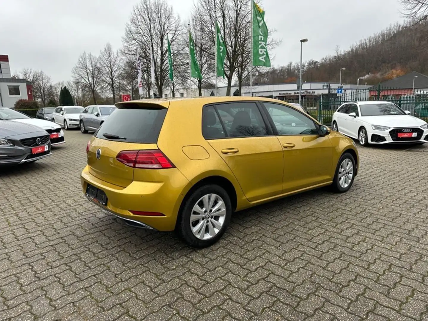 Volkswagen Golf VII Comfortline BMT Panorama ACC Kam LED Jaune - 2