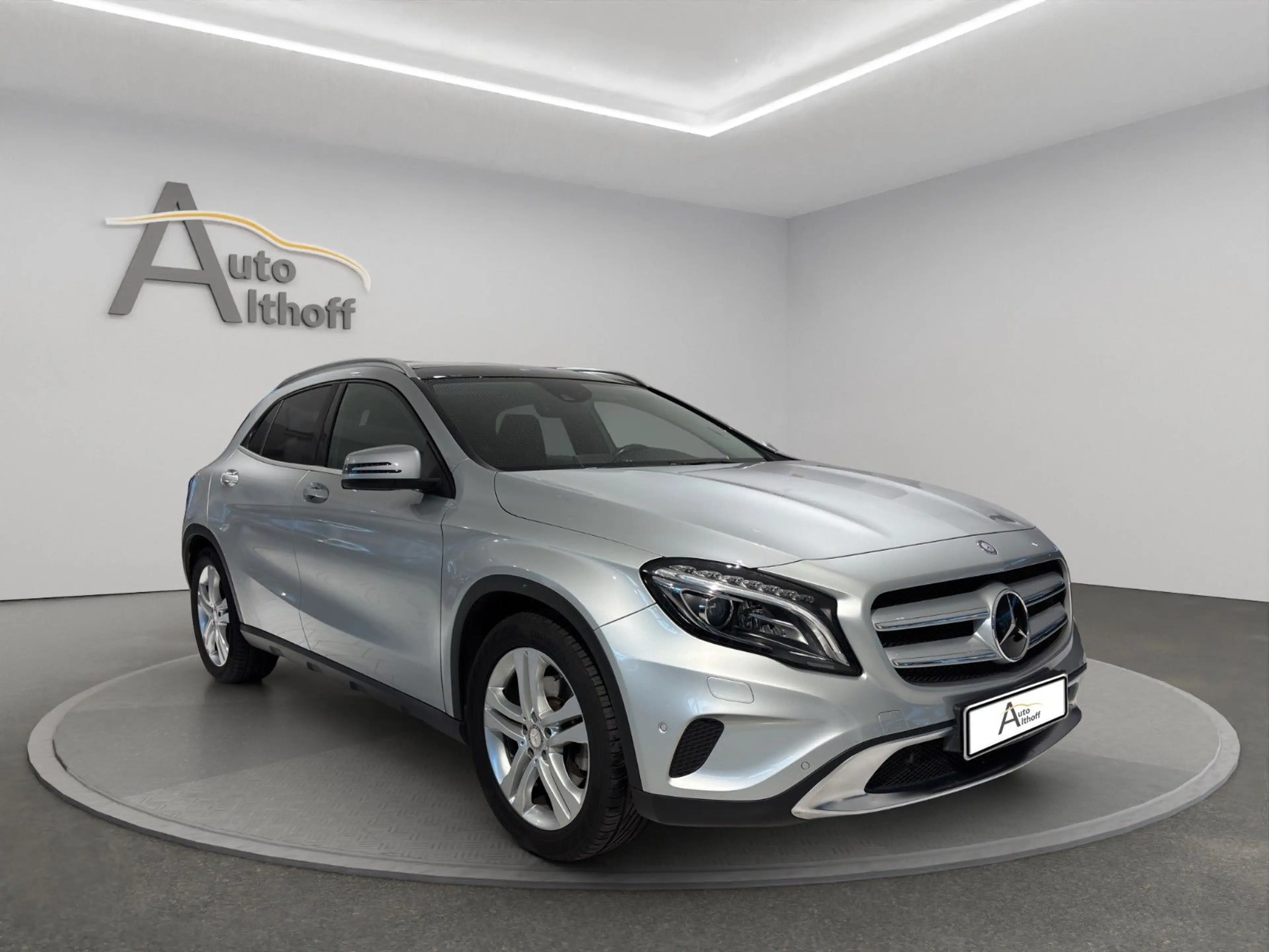 Mercedes-Benz GLA 250 GLA250 4M 2.HD ACC AHK PANO KAM NAV PARK XEN