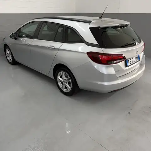 Opel Astra view 3