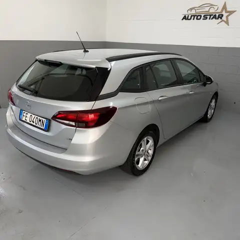 Opel Astra view 4