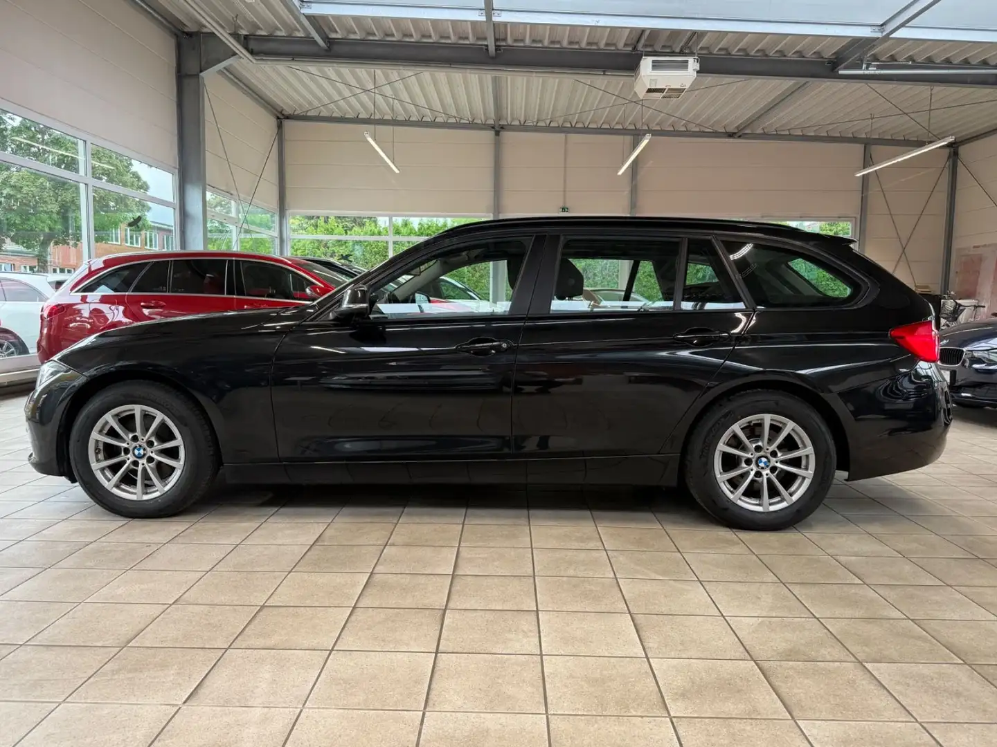 BMW 320 d Advantage |Bi-Xenon|AHK|R-Cam|Keyless GO Nero - 2