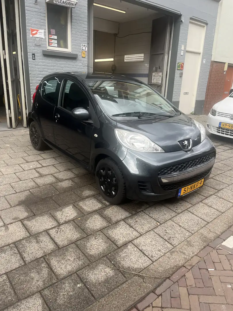 Peugeot 107 1.0-12V Urban Move 5-deurs uit 2010 in grijs Grijs - 2