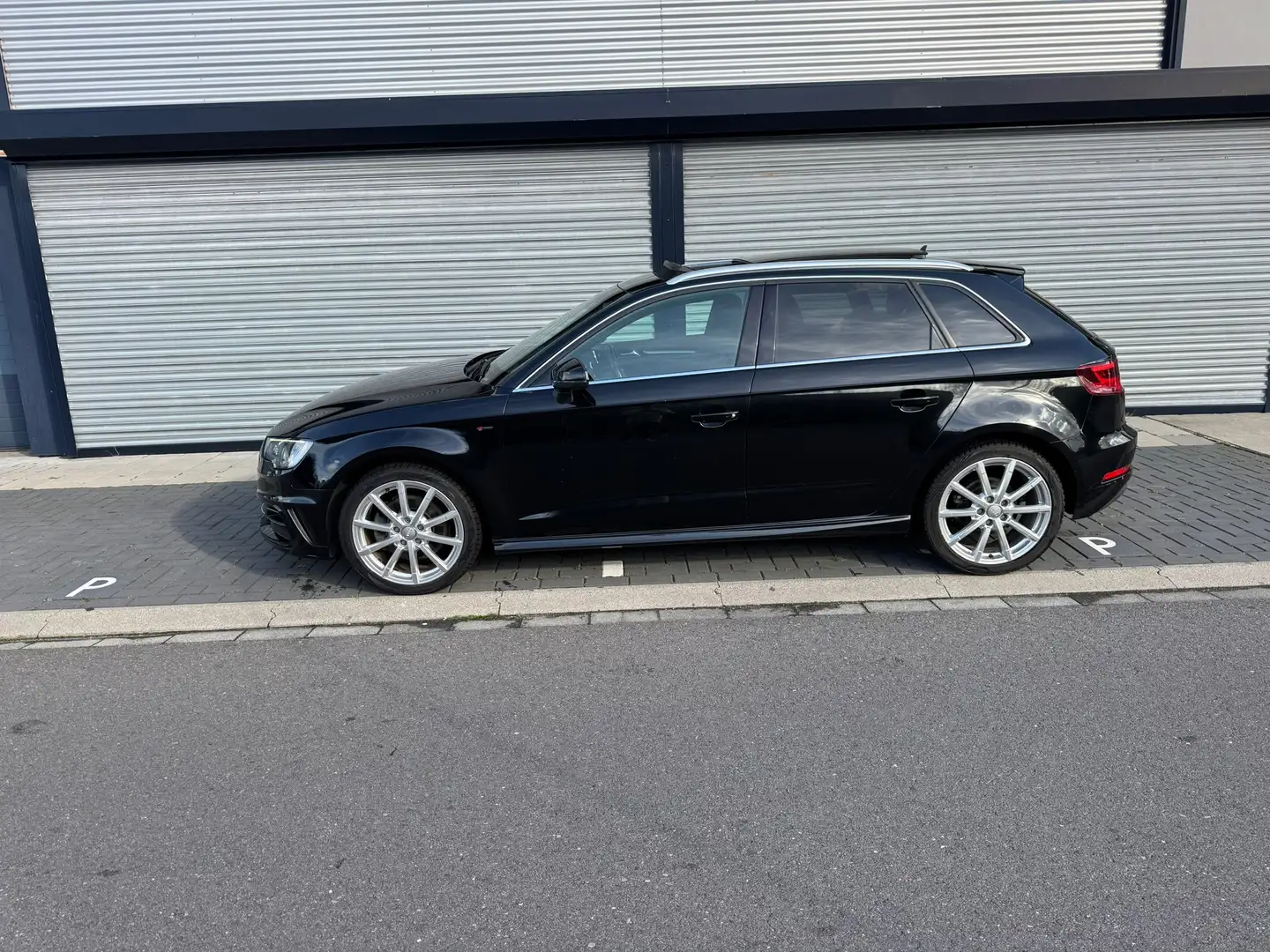 Audi A3 Sportback 1.4 e-tron PHEV Ambition Pro Line plus Zwart - 1