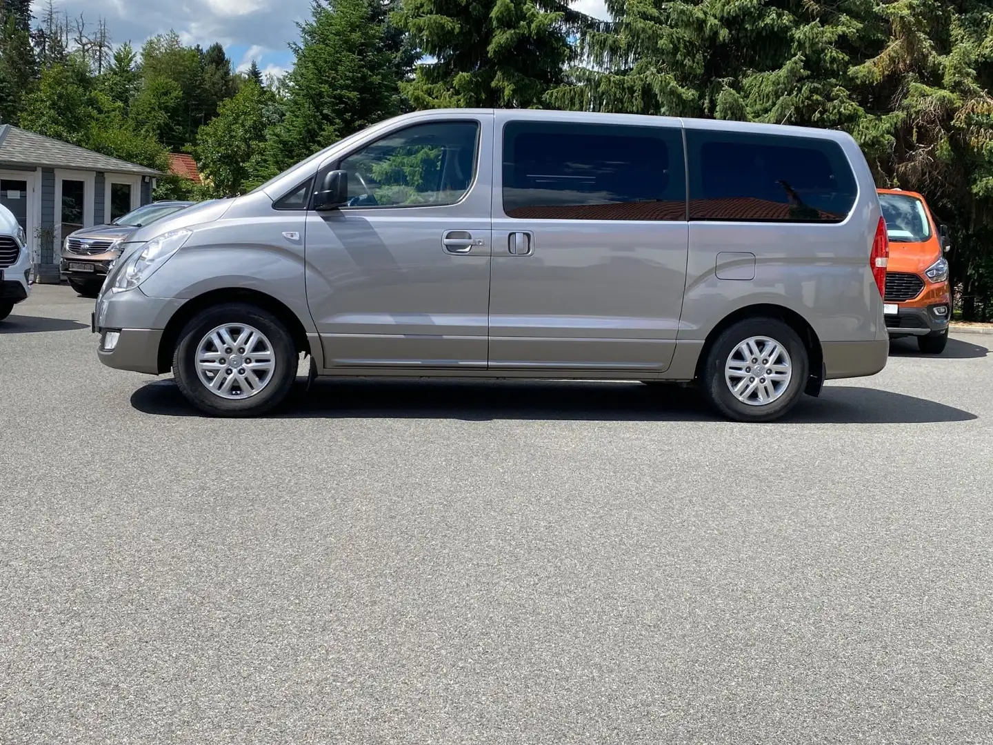 Hyundai H-1 Travel 8-Sitzer*AHK*8-fach bereift Silber - 2