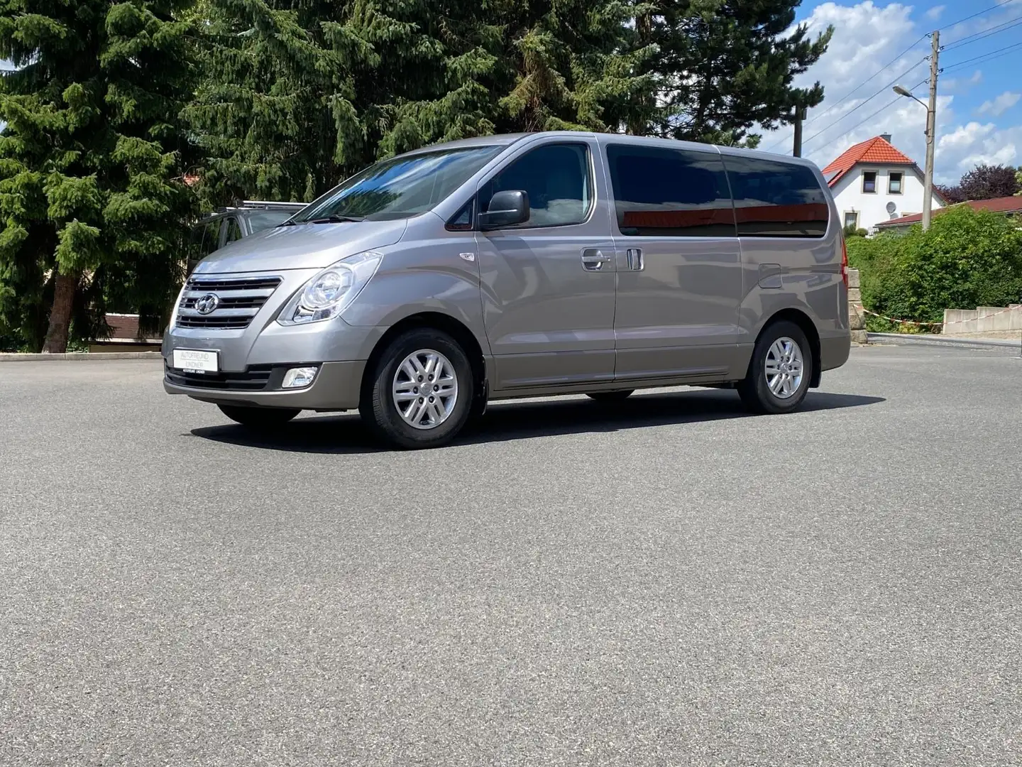 Hyundai H-1 Travel 8-Sitzer*AHK*8-fach bereift Silber - 1
