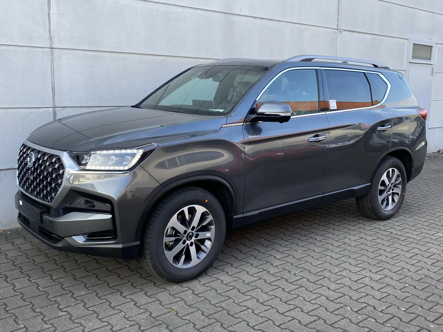 KGM Rexton Rexton 2,2 E-XDI 4WD 8AT MY25  Lux 3.5t AHL GSD AC Šedá - 2