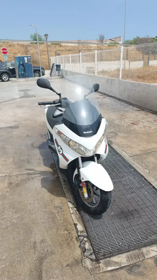 Suzuki Burgman 125 Vendo Suzuki Burgman 125 en color blanco. ITV en v - 1