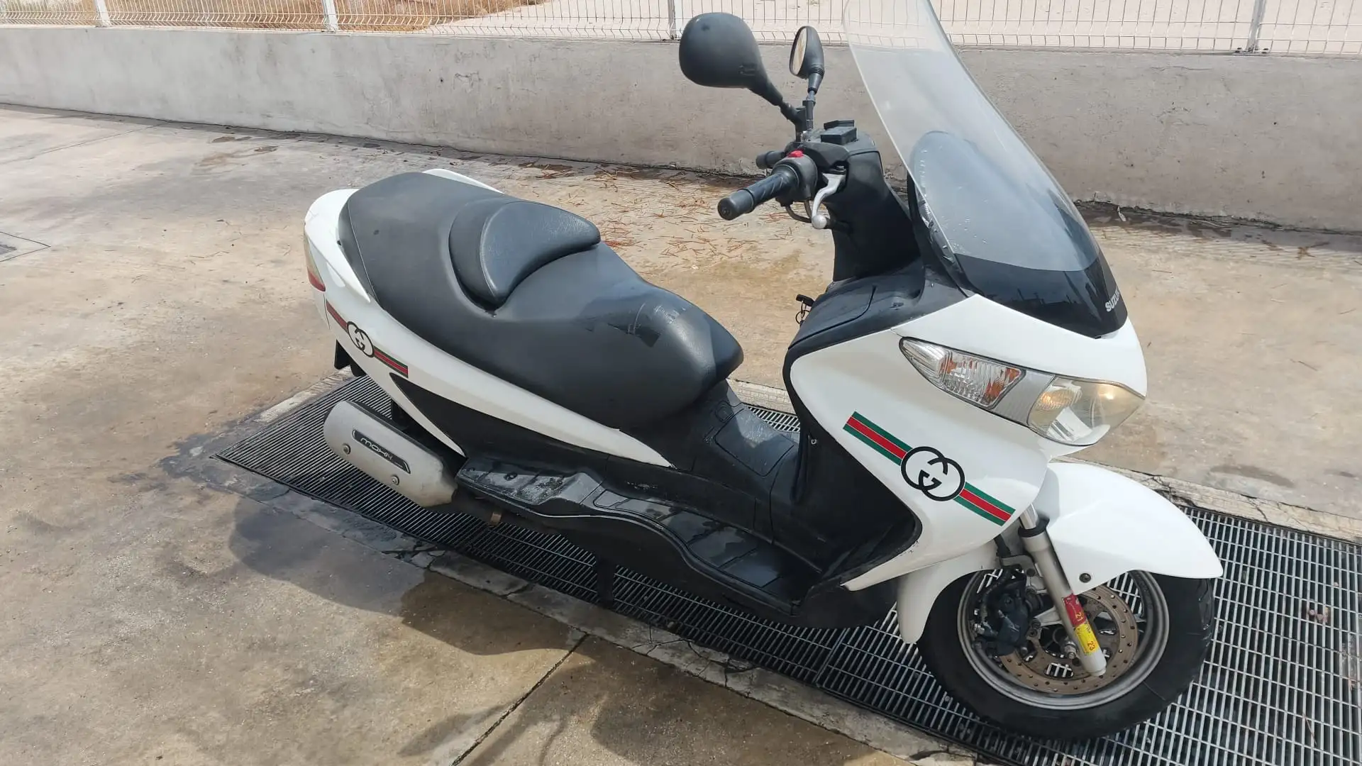 Suzuki Burgman 125 Vendo Suzuki Burgman 125 en color blanco. ITV en v - 2