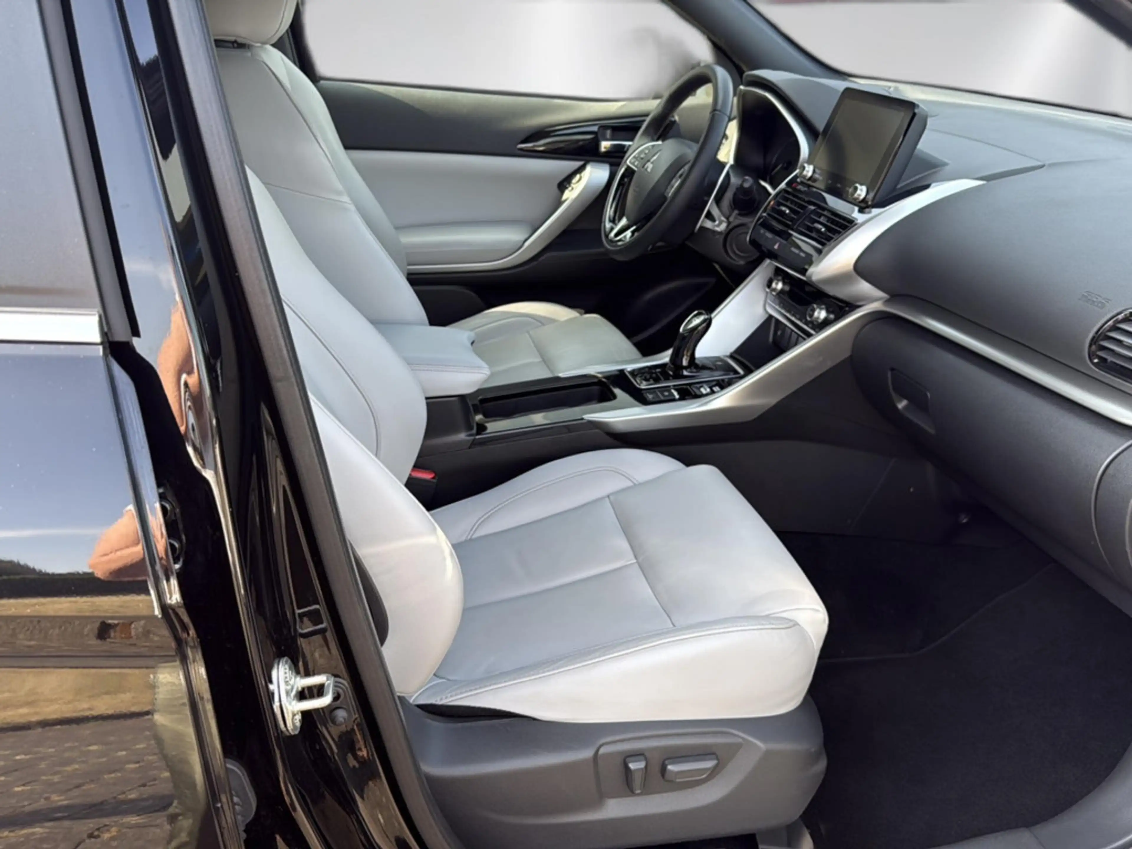 Mitsubishi Eclipse Cross 2.4 Top Hybrid 4WD STANDHZ LED — photo 13