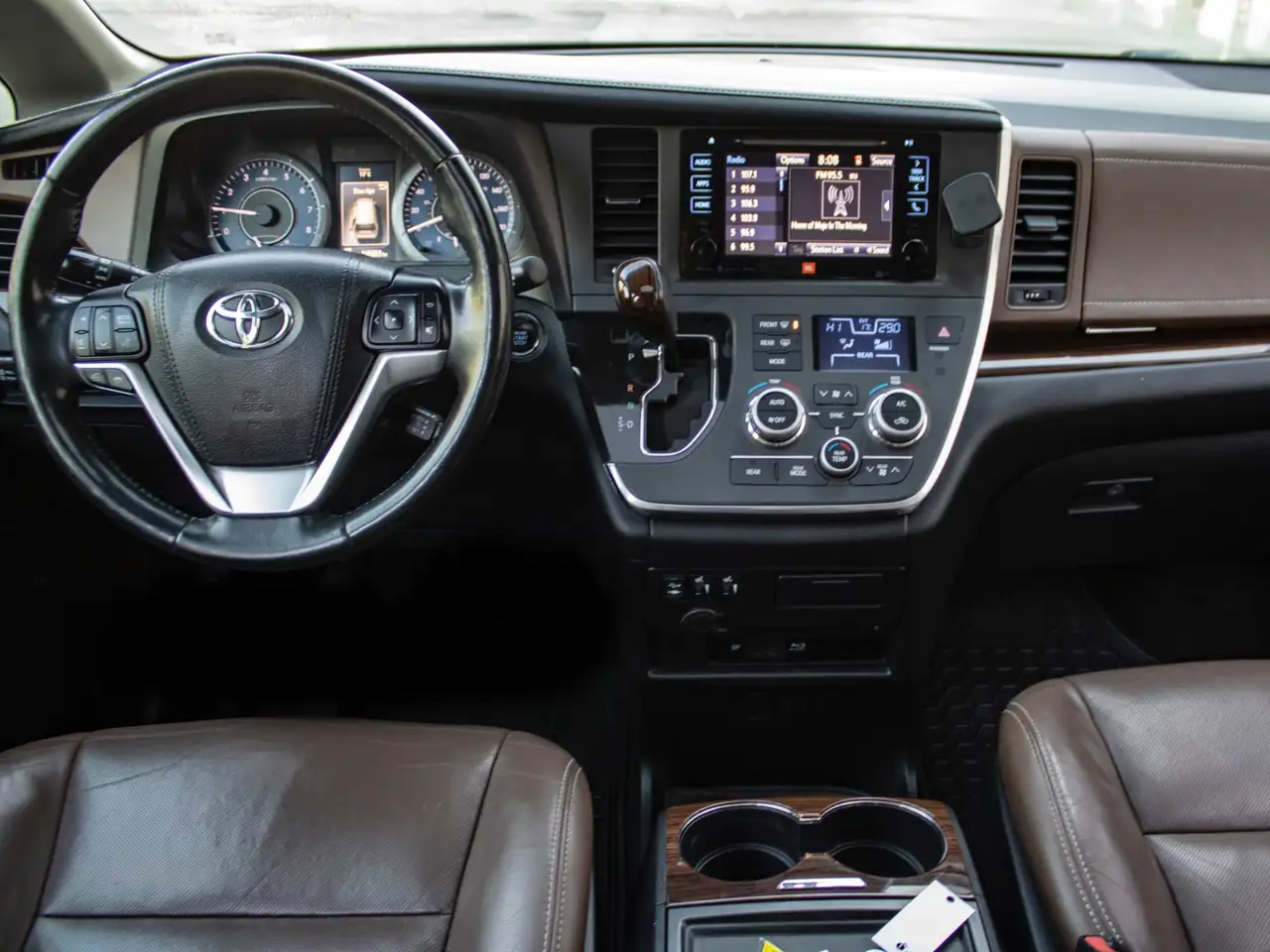Toyota Sienna снимка Toyota Sienna