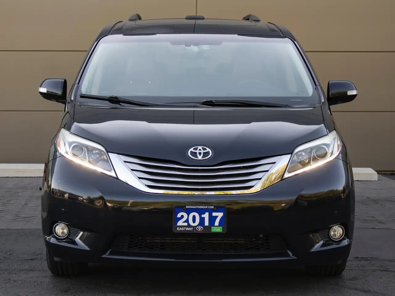 Toyota Sienna снимка Toyota Sienna