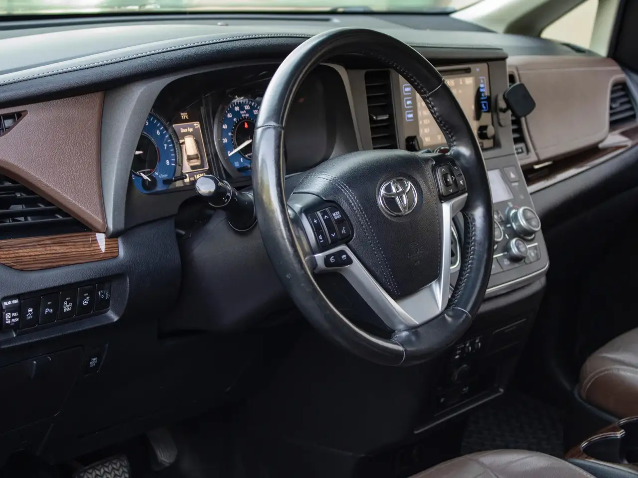 Toyota Sienna снимка Toyota Sienna