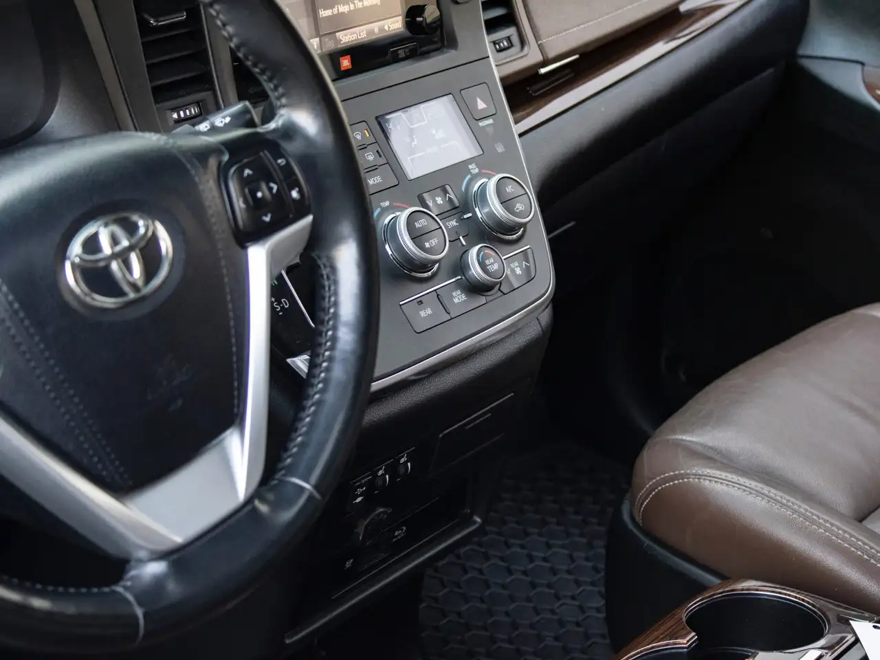 Toyota Sienna снимка Toyota Sienna