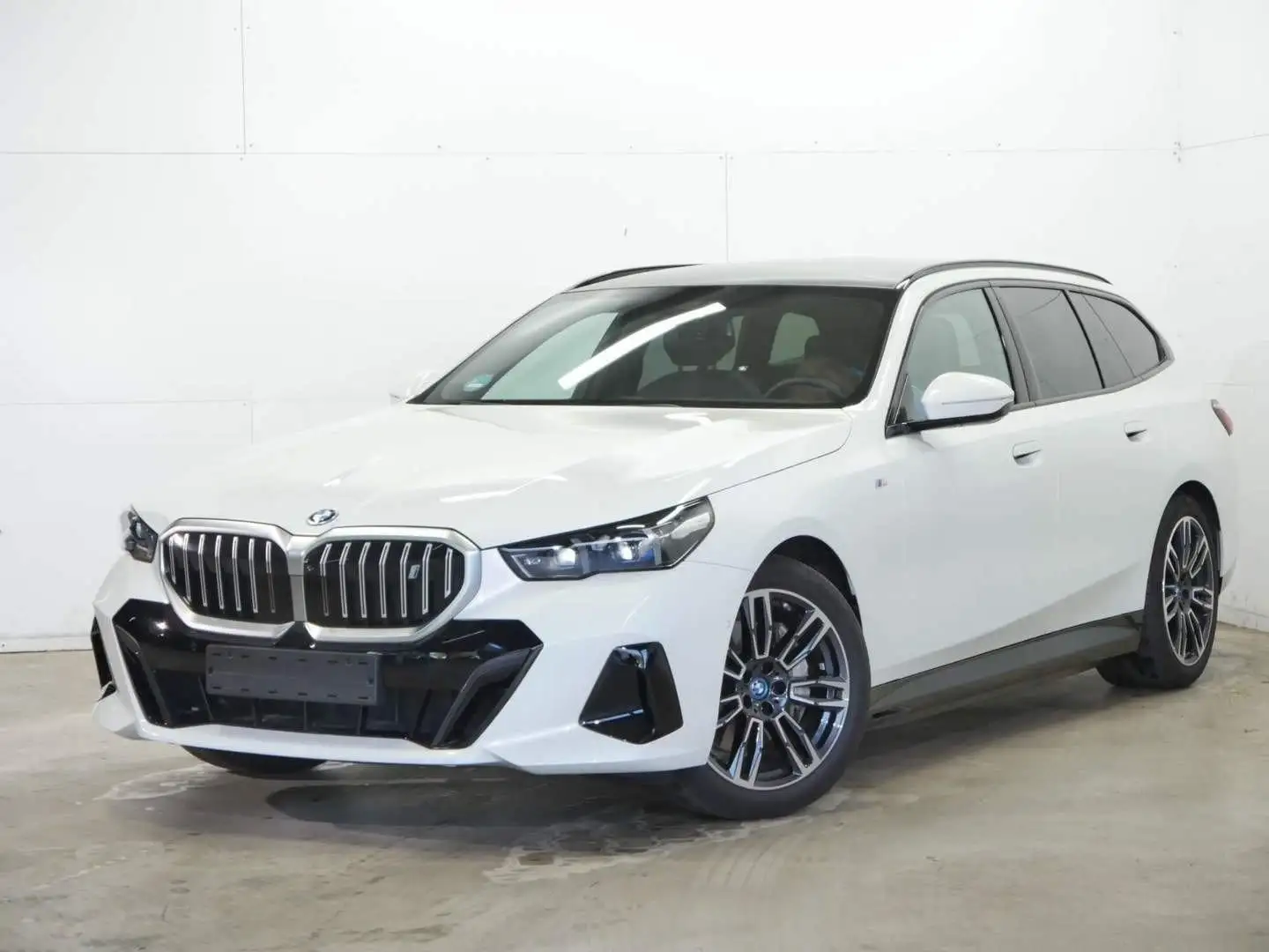 BMW i5 xDrive40 Touring M Sportpaket AHK Weiß - 1