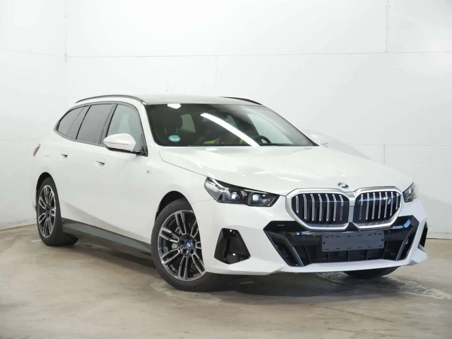 BMW i5 xDrive40 Touring M Sportpaket AHK Weiß - 2