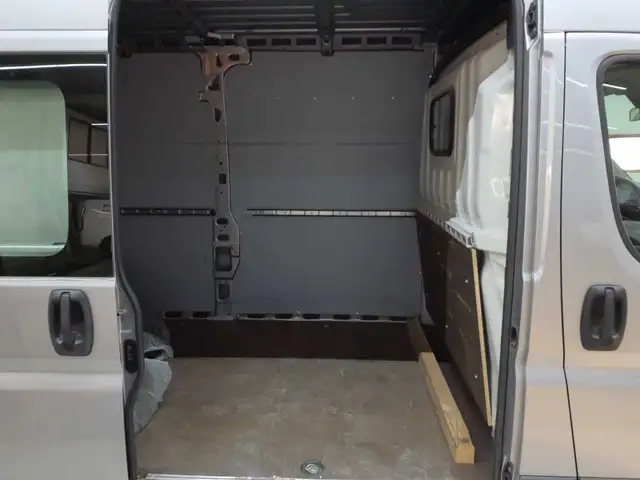 Opel Movano view 13
