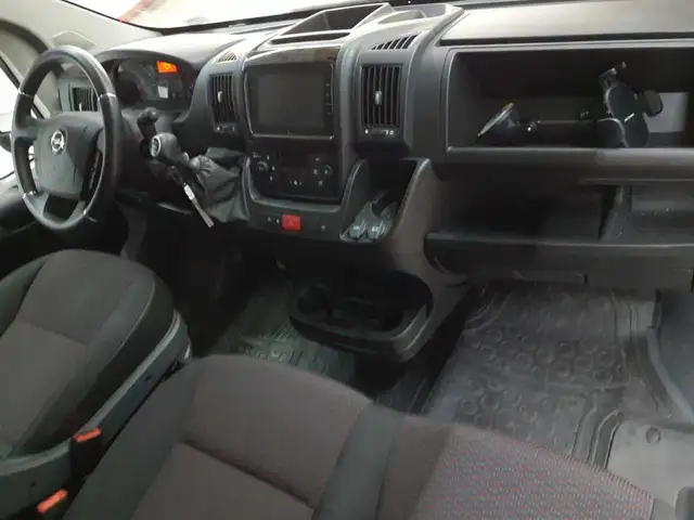 Opel Movano view 9