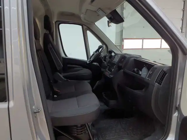 Opel Movano view 7