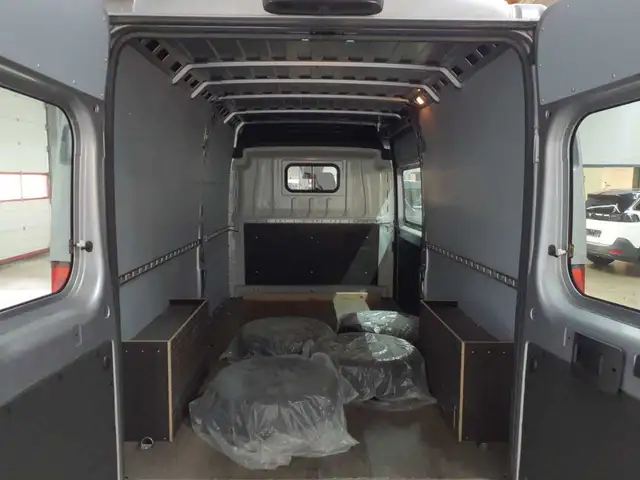 Opel Movano view 15