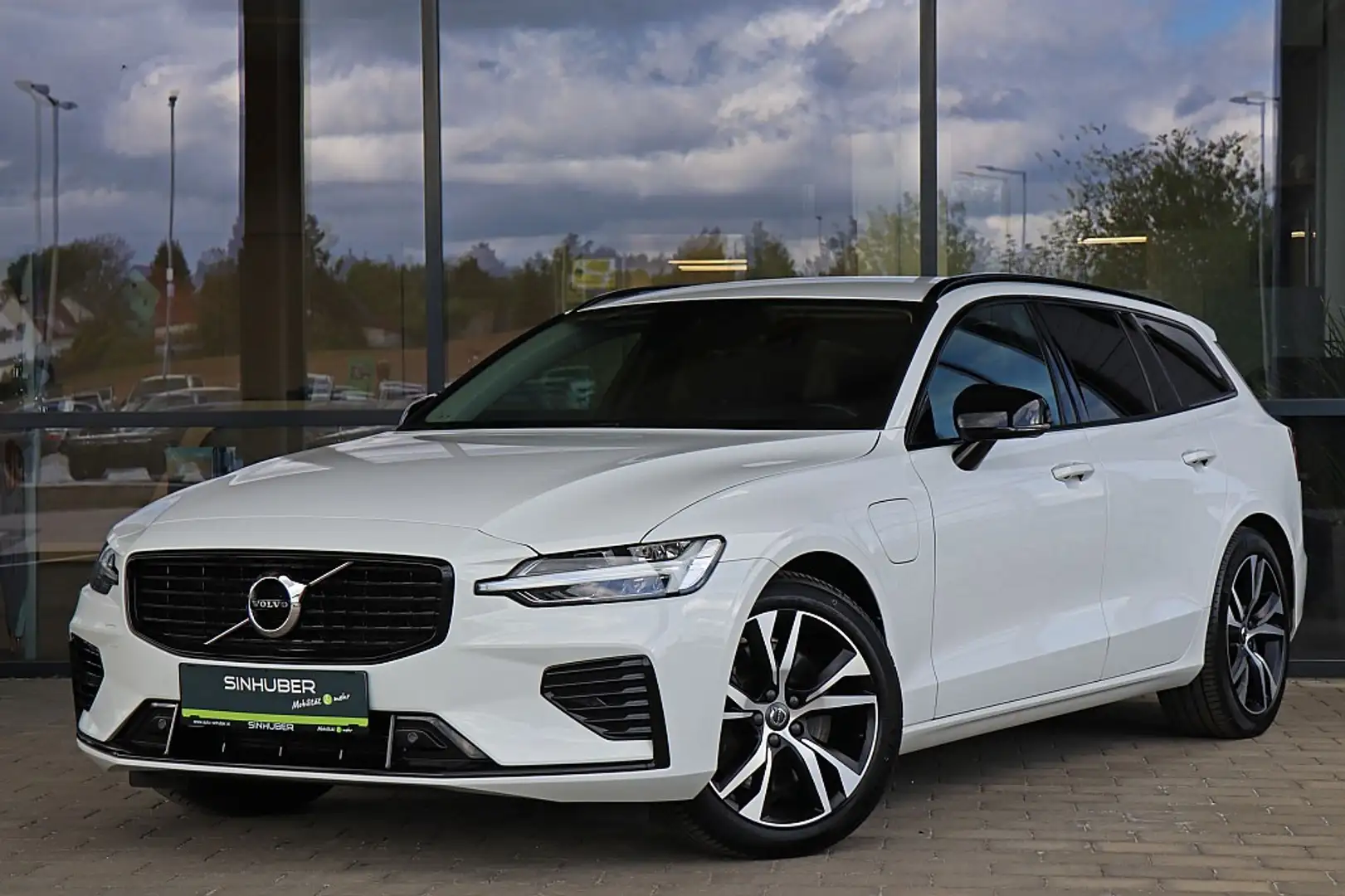 Volvo V60 T6 AWD Recharge PHEV R-Design Expression Geartr... Blanc - 1