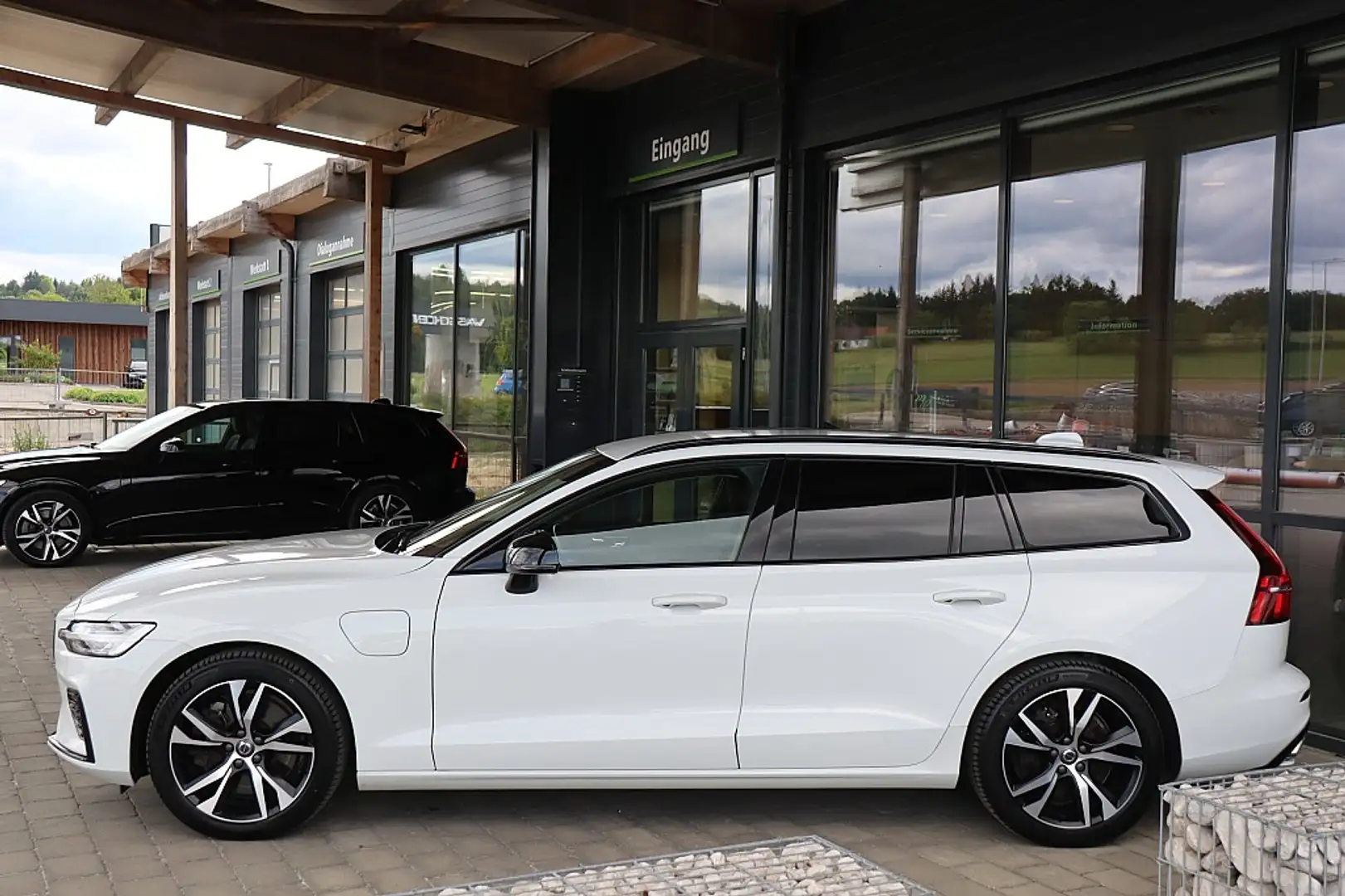 Volvo V60 T6 AWD Recharge PHEV R-Design Expression Geartr... Blanc - 2