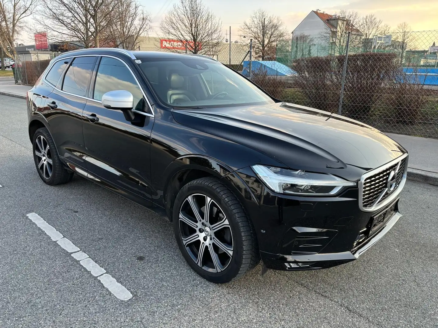 Volvo XC60 D4 AWD **R-DESIGN**TOP ZUSTAND**VOLLAUSSTATTUNG** Schwarz - 2