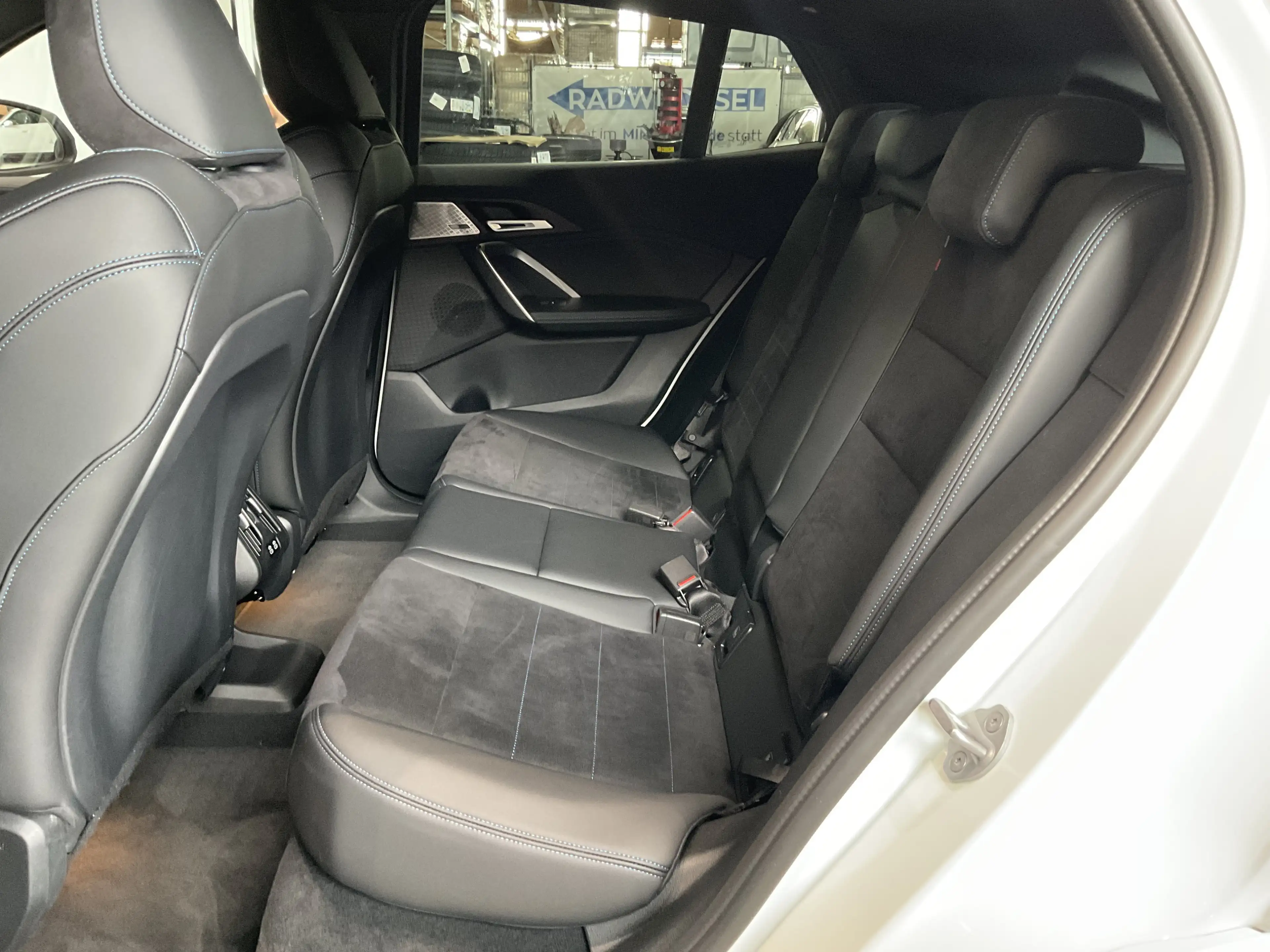 BMW iX2 xDrive30 |M Sportpaket |Aktivsitz |19 M LMR — photo 9