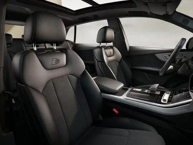 Audi Q8 view 5
