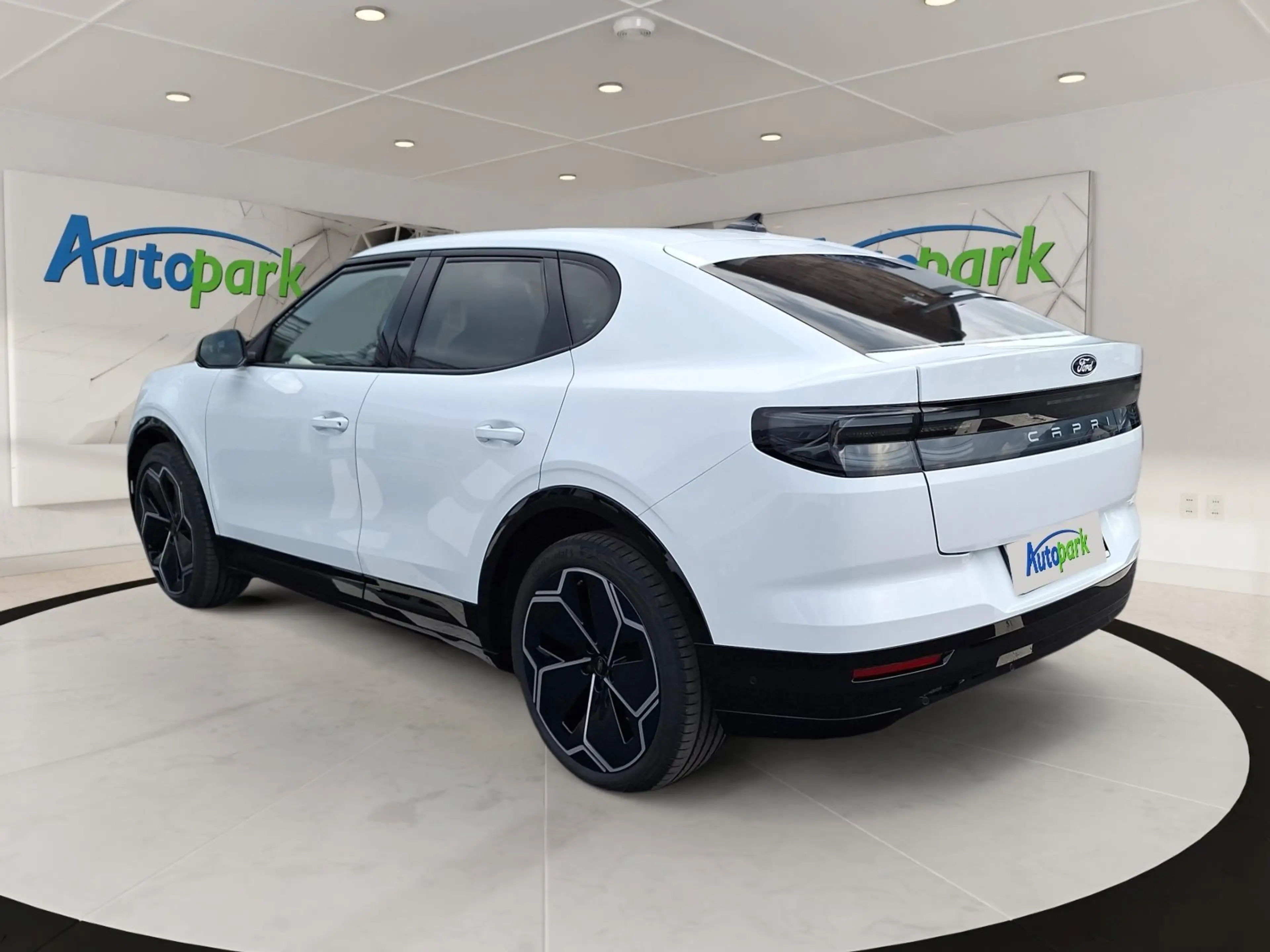 Ford Capri Premium Extended RWD — photo 8