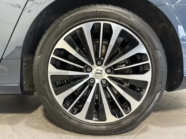 Volvo V90 view 3