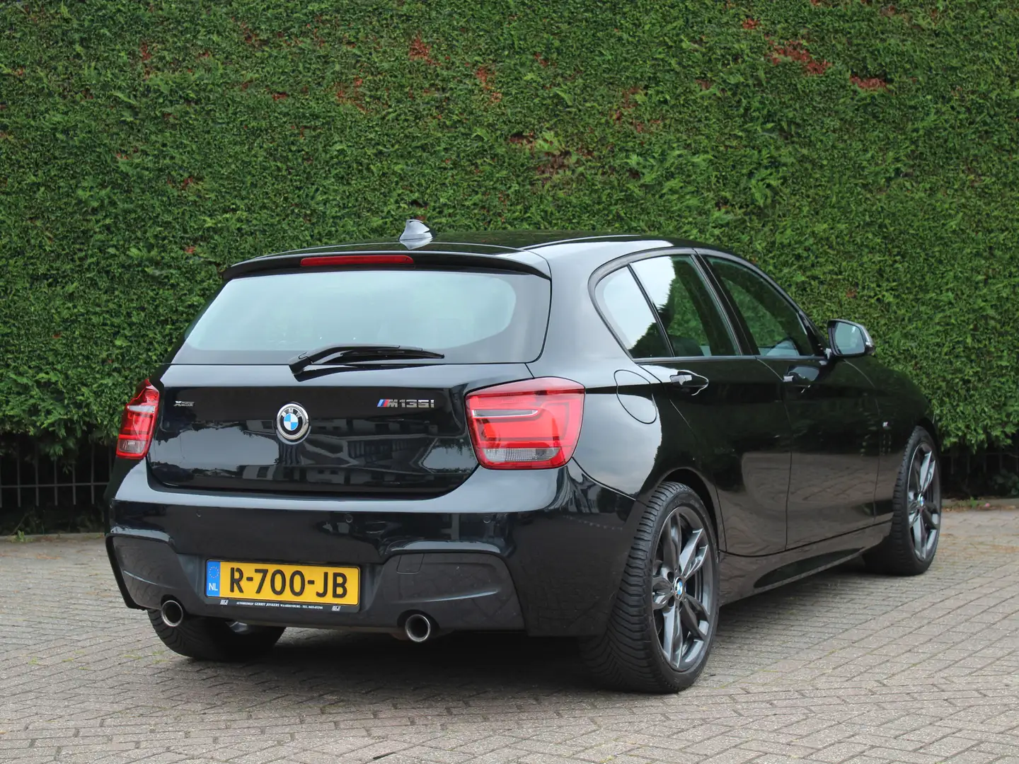 BMW 135 1-serie M135i xDrive High Executive Schwarz - 2